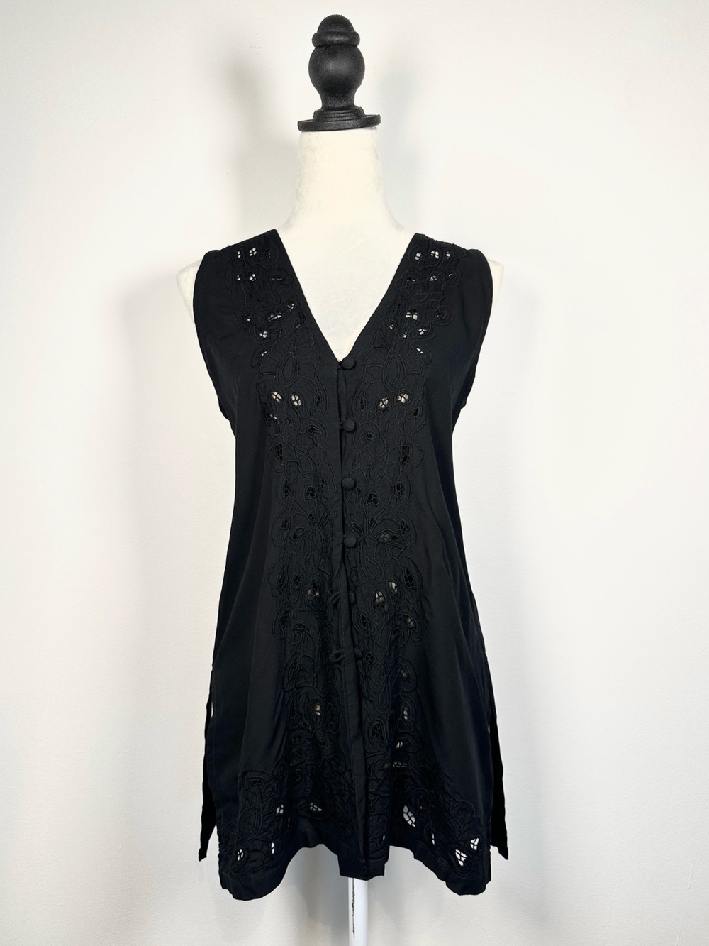 Vintage Hilo Black Embroidered Rayon Tunic Top Boho Sleeveless